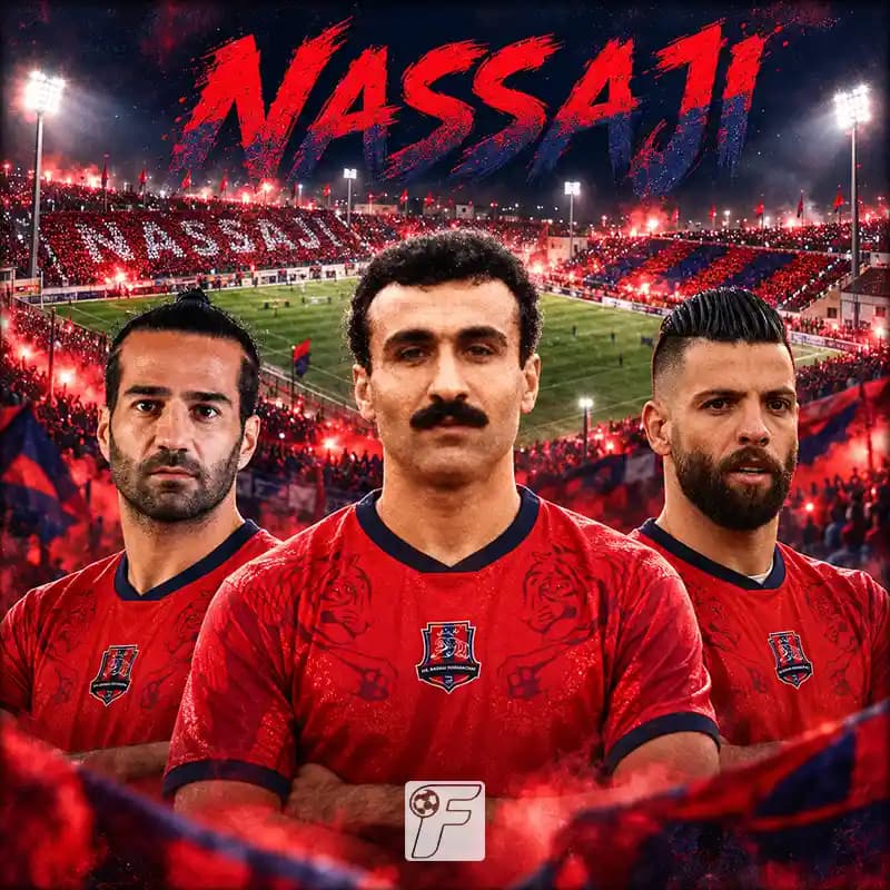 نادر دستنشان در کنار مسعود شجاعی و محمد عباسزاده با لباس نساجی و پسزمینه ورزشگاه شهید وطنی قائمشهر